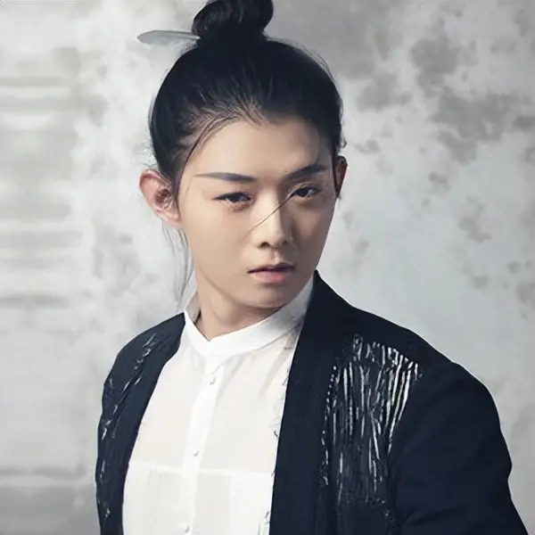 霍尊复出近况_霍尊感情丑闻影响_年底黑料明星扎堆复出,